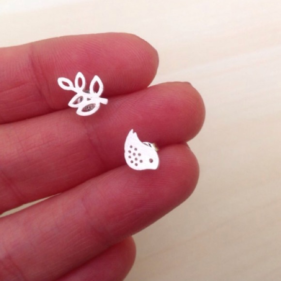 Bird Leaf Stud Earrings - Picture 4 of 5